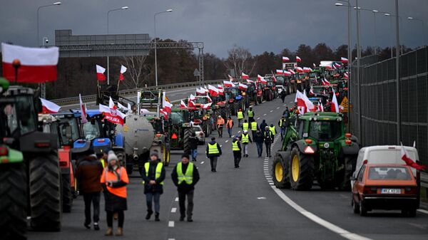 Protesta de agricultores polacos en carreteras fronterizas con Ucrania - Sputnik Mundo
