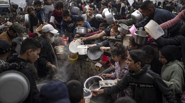 Palestinos esperan recibir alimentos en la ciudad de Rafah - Sputnik Mundo