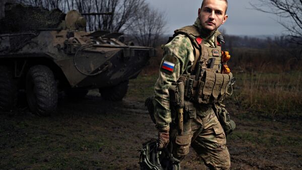 Un soldado ruso en la zona de la operación militar - Sputnik Mundo