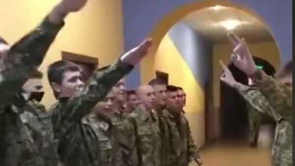 Jóvenes militares ucranianos realizando un saludo nazi - Sputnik Mundo