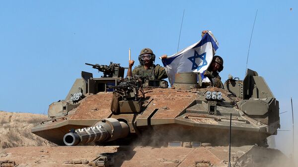 Soldados israelíes en un tanque, en la frontera entre Israel y la Franja de Gaza, el 15 de febrero de 2024 - Sputnik Mundo