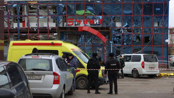 Un centro comercial, que alberga una tienda Magnit y una farmacia, dañado en un ataque con misiles de las FFAA ucranianas en Bélgorod  - Sputnik Mundo