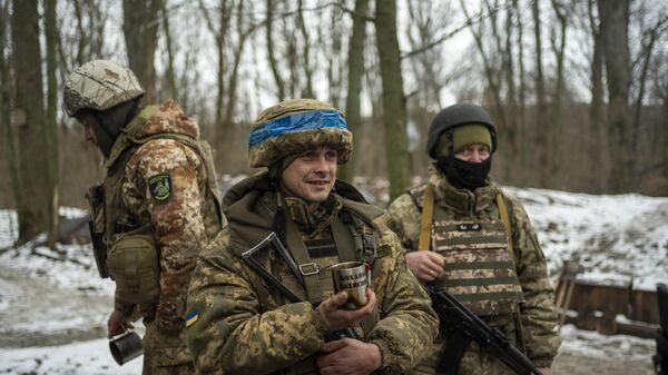 Soldados de Ucrania toman un descanso para el té en la posición militar en la región de Sumí, el 24 de noviembre de 2023   - Sputnik Mundo