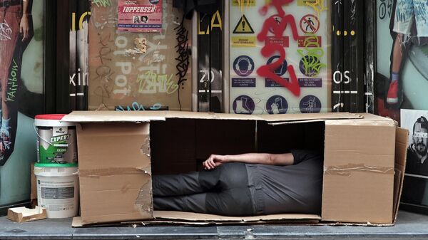 Un hombre en condición de calle en Madrid, España - Sputnik Mundo