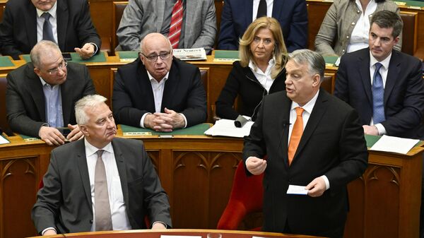Viktor Orban, primer ministro húngaro, gesticula tras dirigirse a una sesión del Parlamento, el día en que se espera que los legisladores aprueben la adhesión de Suecia a la OTAN, en Budapest, Hungría, el 26 de febrero de 2024  - Sputnik Mundo