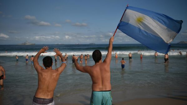 Turistas de Argentina ondean la bandera de su país en las playas de Río de Janeiro - Sputnik Mundo