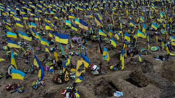 Tumbas de los militares ucranianos en un cementerio - Sputnik Mundo