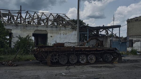 Un vehículo blindado dañado en la aldea de Kozatska - Sputnik Mundo