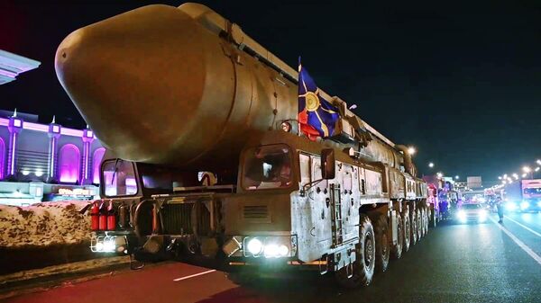 El sistema de misiles Yars, en los suburbios de Moscú, en plena preparación del desfile de la Victoria - Sputnik Mundo