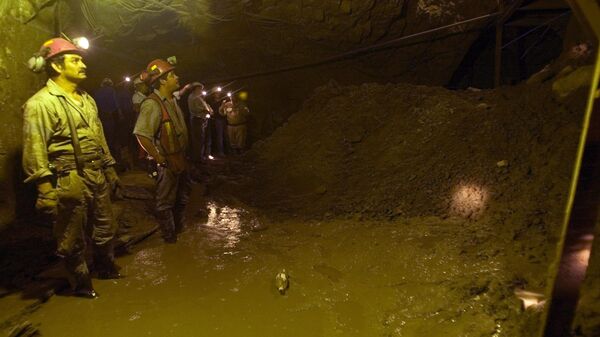 Mineros al interior de la mina San Martín (archivo)  - Sputnik Mundo