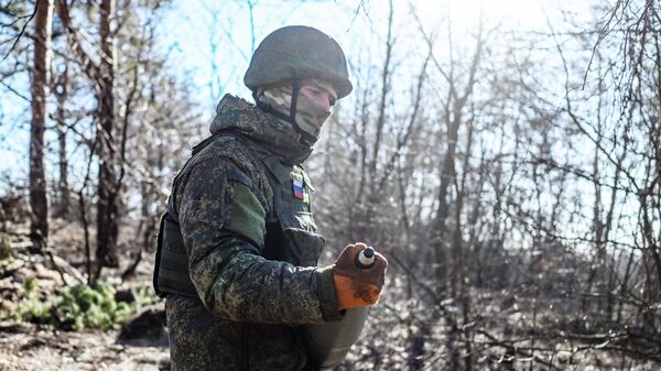 Un militar ruso lleva a cabo labores de combate en la zona de operaciones especiales de Avdéyevka  - Sputnik Mundo
