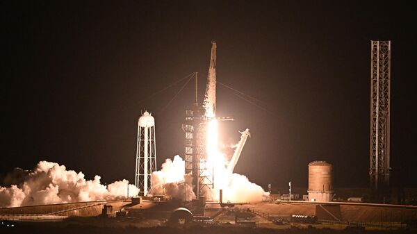 Un cohete Falcon 9 de SpaceX con la cápsula Crew Dragon Endeavour que transporta la misión Crew-8 despega de la plataforma de lanzamiento 39A del Centro Espacial Kennedy de la NASA en Florida el 3 de marzo de 2024  - Sputnik Mundo