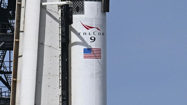 Un cohete Falcon 9 de SpaceX con la cápsula Crew Dragon Endeavour en la plataforma de lanzamiento LC-39A del Centro Espacial Kennedy antes de la misión Crew-8 en Cabo Cañaveral, Florida, el 3 de marzo de 2024 - Sputnik Mundo