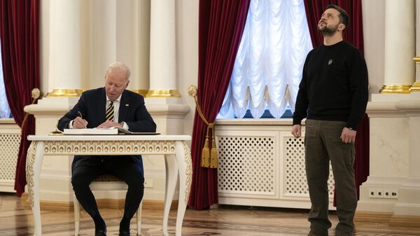 Joe Biden (izquierda) y Volodímir Zelenski (derecha)  - Sputnik Mundo