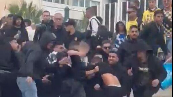Hinchas israelíes del club Maccabi atacan en Grecia a un hombre por llevar una bandera palestina - Sputnik Mundo