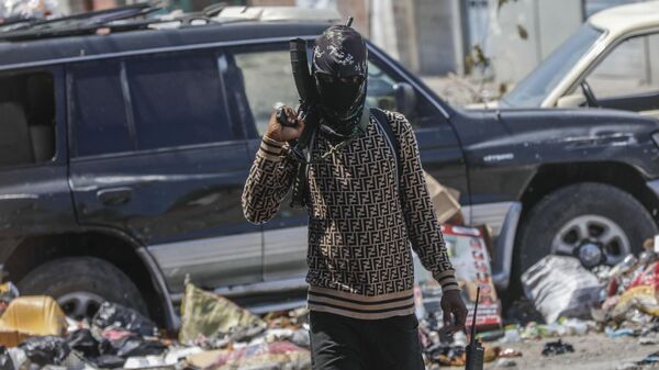 Un hombre armado en Puerto Príncipe, Haití, el 11 de marzo, 2024 - Sputnik Mundo