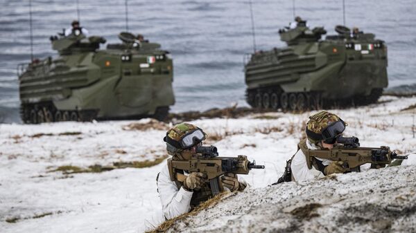 Los marines italianos toman posición durante una manifestación de asalto anfibio, como parte del ejercicio militar Nordic Response de la OTAN, en marzo de 2024. - Sputnik Mundo