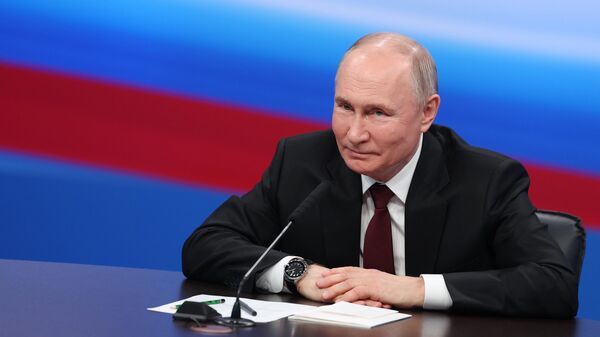 Vladímir Putin, presidente de Rusia, en una reunión con los copresidentes de su cuartel general electoral, el 18 de marzo de 2024 - Sputnik Mundo
