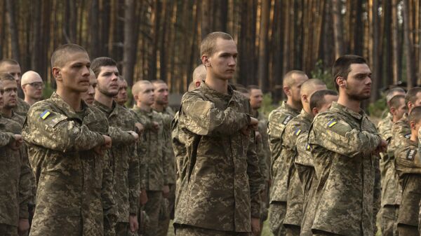Soldados recién reclutados de la 3.ª Brigada de Asalto de Ucrania se alinean en una base militar cerca de Kiev, Ucrania, el 25 de septiembre de 2023 - Sputnik Mundo