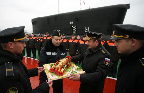 El comandante en jefe de la Armada rusa, almirante Viktor Chirkov (segundo a la derecha) en la ceremonia de bienvenida del submarino portamisiles de propulsión nuclear Alexander Nevski en su lugar de despliegue permanente en la ciudad de Vilyuchinsk, Kamchatka. - Sputnik Mundo