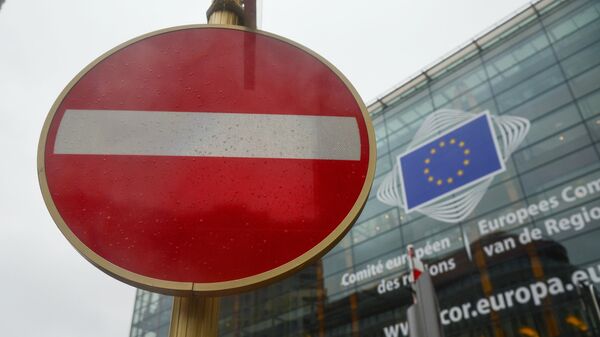 El logotipo de la Unión Europea en la sede del Parlamento Europeo en Bruselas - Sputnik Mundo