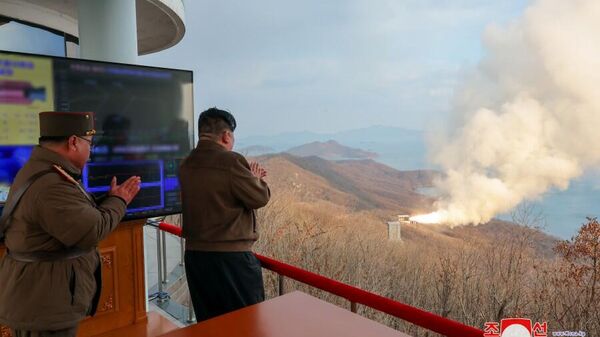 El líder norcoreano Kim Jong-Un observa la prueba de un motor de combustible sólido para un misil hipersónico en Corea del Norte. - Sputnik Mundo