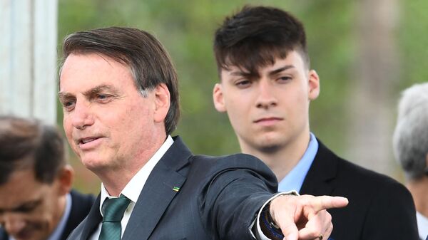 Jair Bolsonaro y su hijo menor, Jair Renan Bolsonaro - Sputnik Mundo
