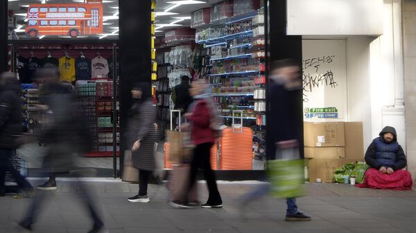 Compradores en la calle Oxford de Londres, el 15 de febrero de 2023  - Sputnik Mundo