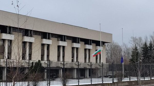 Embajadas extranjeras ponen banderas a media asta en solidaridad con Rusia tras atentado en Crocus City Hall - Sputnik Mundo