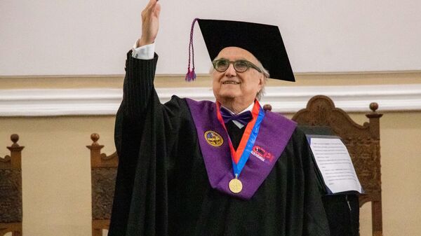 La Universidad Mayor Real y Pontificia de San Francisco Xavier de Chuquisaca le otorgó un doctorado honoris causa a Alfredo Jalife, columnista de Sputnik  - Sputnik Mundo