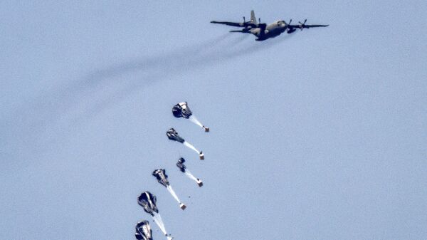 Ayuda aérea cae sobre la Franja de Gaza en marzo de 2024 - Sputnik Mundo