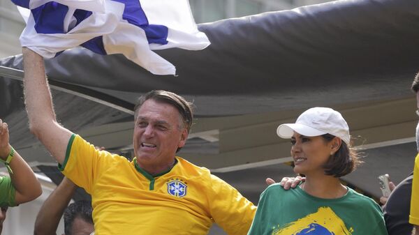 Jair Bolsonaro ondea bandera de Israel en manifestación convocada por él mismo acusando ser víctima de una persecución política por la trama golpista en la que está implicado - Sputnik Mundo