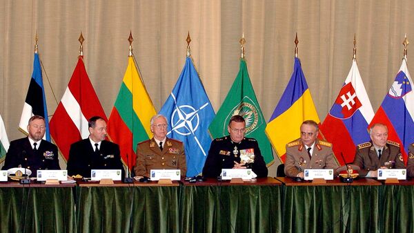 Los jefes del Estado Mayor de los nuevos países miembros durante una ceremonia que marca la adhesión a la OTAN de siete nuevas naciones miembros: Bulgaria, Estonia, Letonia, Lituania, Rumania, Eslovaquia y Eslovenia  - Sputnik Mundo