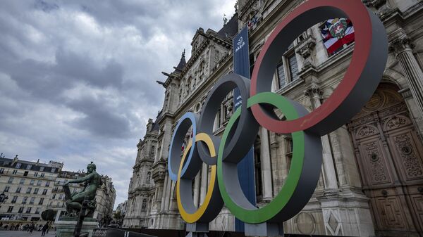 Los anillos olímpicos se ven frente al Ayuntamiento de París - Sputnik Mundo