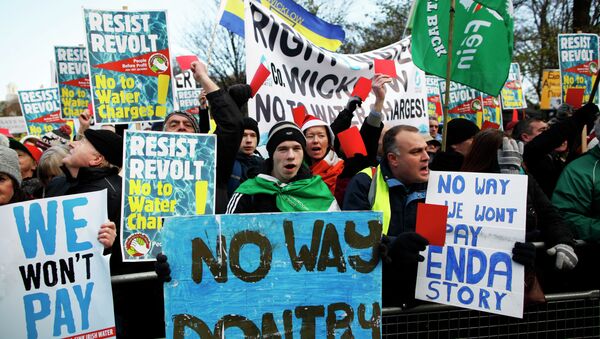 Miles de irlandeses se manifiestan contra la introducción de recibos de agua - Sputnik Mundo