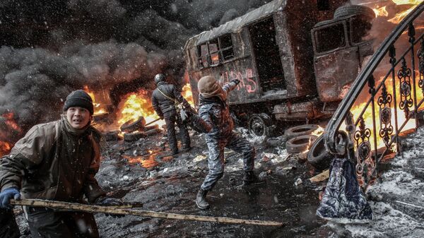 Partidarios de la integración europea de Ucrania, en enfrentamientos con unidades de policía, en el centro de Kiev - Sputnik Mundo