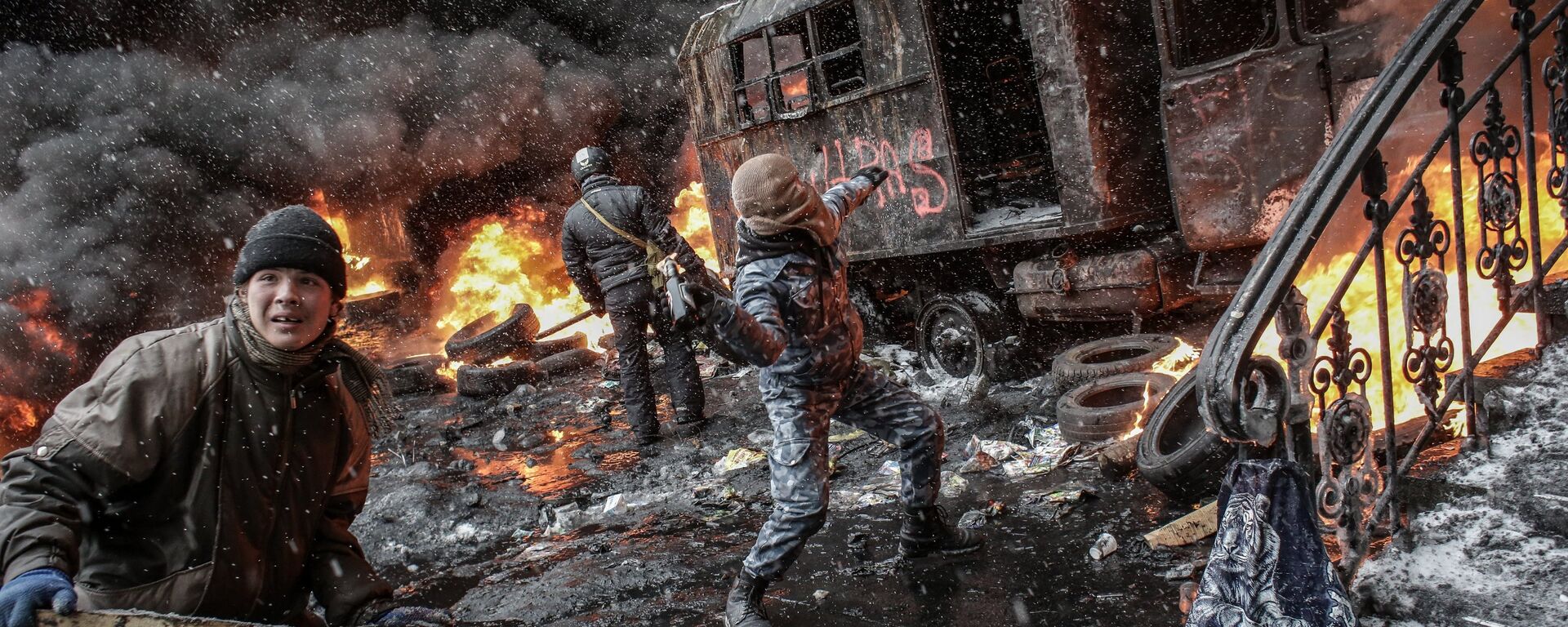 Partidarios de la integración europea de Ucrania, en enfrentamientos con unidades de policía, en el centro de Kiev - Sputnik Mundo, 1920, 12.10.2016