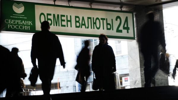 El rublo sufre una caída histórica este lunes - Sputnik Mundo