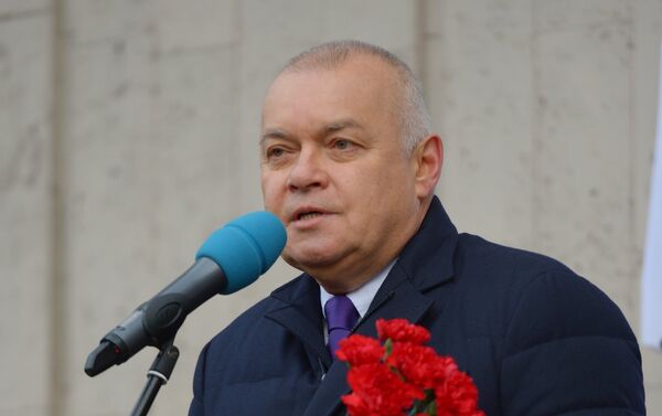 Dmitri Kiselev, director general de Rossiya Segodnia en Inaugurada de una placa conmemorativa en honor al periodista Andréi Stenin - Sputnik Mundo