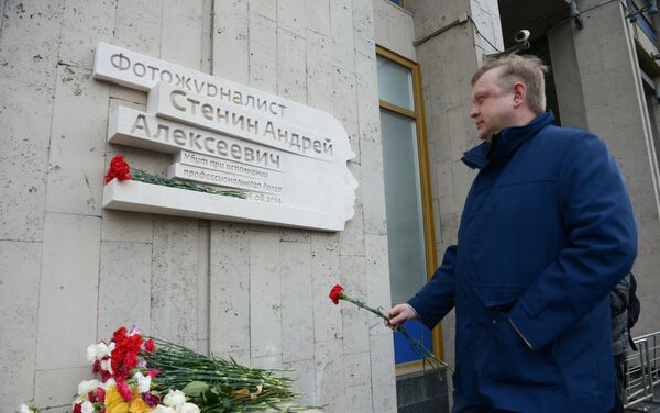 Serguéi Kapkov, jefe del Departamento de Cultura de Moscú  en Inaugurada de una placa conmemorativa en honor al periodista Andréi Stenin - Sputnik Mundo