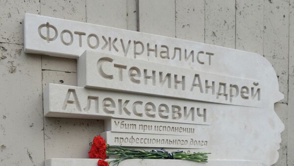 Inaugurada en Moscú una placa conmemorativa en honor al periodista Andréi Stenin - Sputnik Mundo