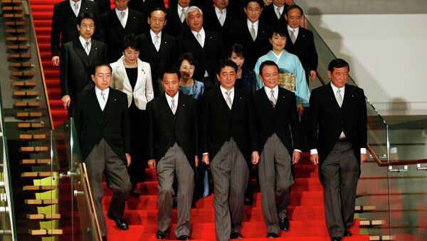 Japan's Prime Minister Shinzo Abe (front C) leads his cabinet ministers as they prepare for a photo session at Abe's official residence in Tokyo December 24, 2014 - Sputnik Mundo