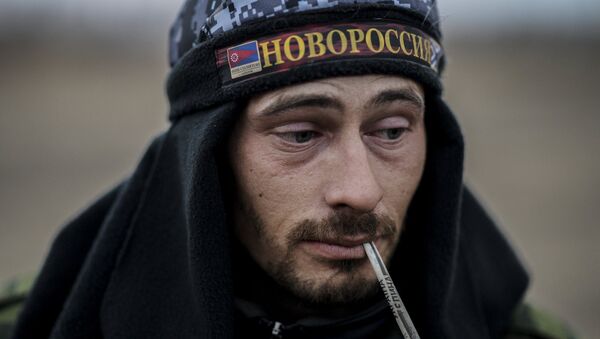 Miliciano de Lugansk con gorra donde se escribe Novorrusia - Sputnik Mundo