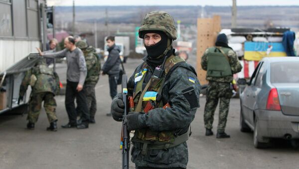 Kiev limita los desplazamientos en la zona de la operación especial en Donbás - Sputnik Mundo