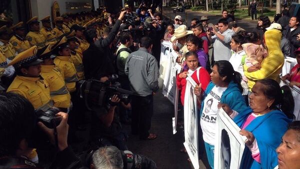 Familiares de 42 estudiantes desaparecidos protestan ante embajada de Alemania en México - Sputnik Mundo
