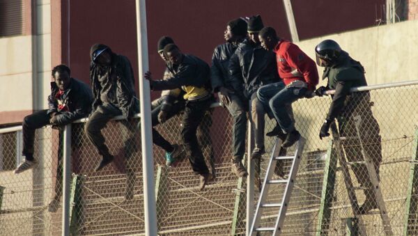 Unos 700 inmigrantes fracasan en su intento de saltar la valla de Melilla - Sputnik Mundo