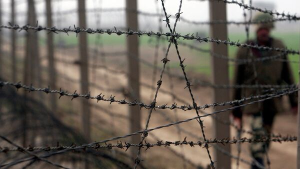 El tiroteo en la frontera entre India y Pakistán causa la muerte de una adolescente - Sputnik Mundo