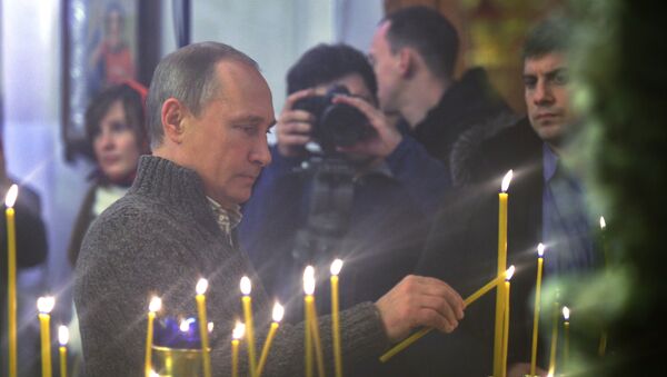 Putin celebra la Nochebuena ortodoxa en una iglesia rural del sur de Rusia - Sputnik Mundo