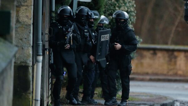 Los dos sospechos del ataque a la sede del semanario francés escapan del cerco policial - Sputnik Mundo