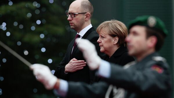 Primer ministro ucraniano, Arseni Yatseniuk y canciller alemana, Angela Merkel - Sputnik Mundo